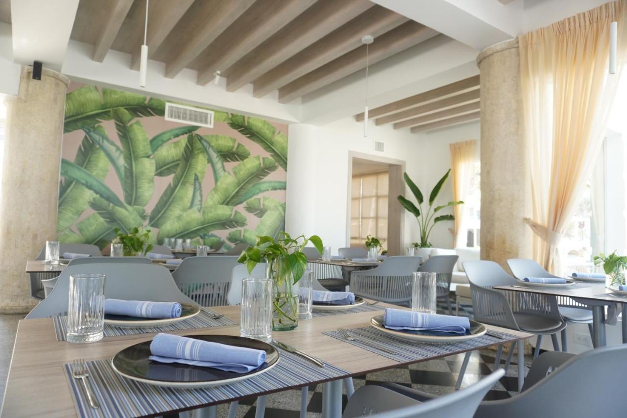 Hotel Las Americas Casa De Playa Cartagena Екстериор снимка Interior of the restaurant