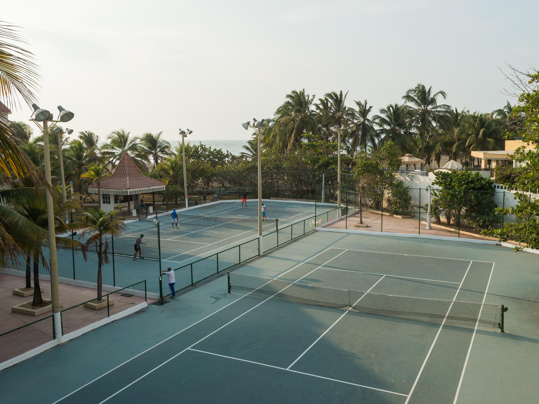 Hotel Las Americas Casa De Playa Cartagena Екстериор снимка Tennis courts at the resort