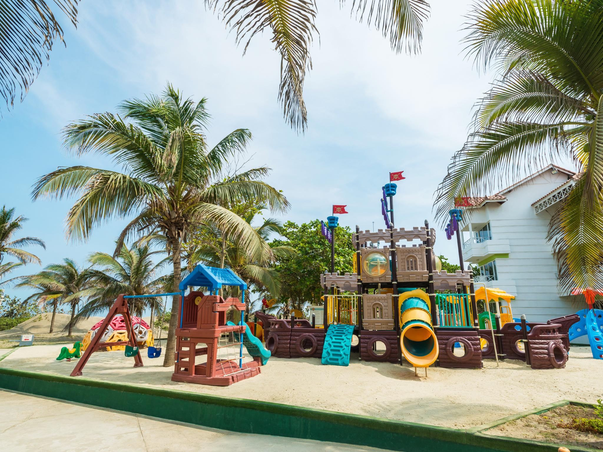 Hotel Las Americas Casa De Playa Cartagena Екстериор снимка Playground at the resort