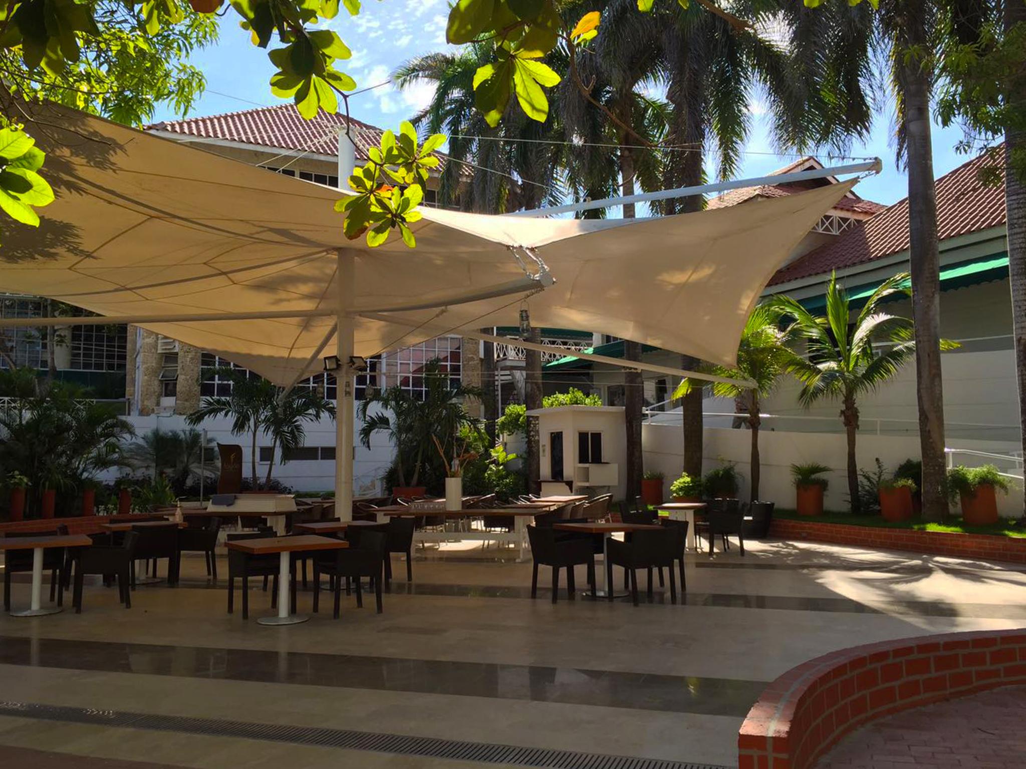 Hotel Las Americas Casa De Playa Cartagena Екстериор снимка The courtyard of the hotel
