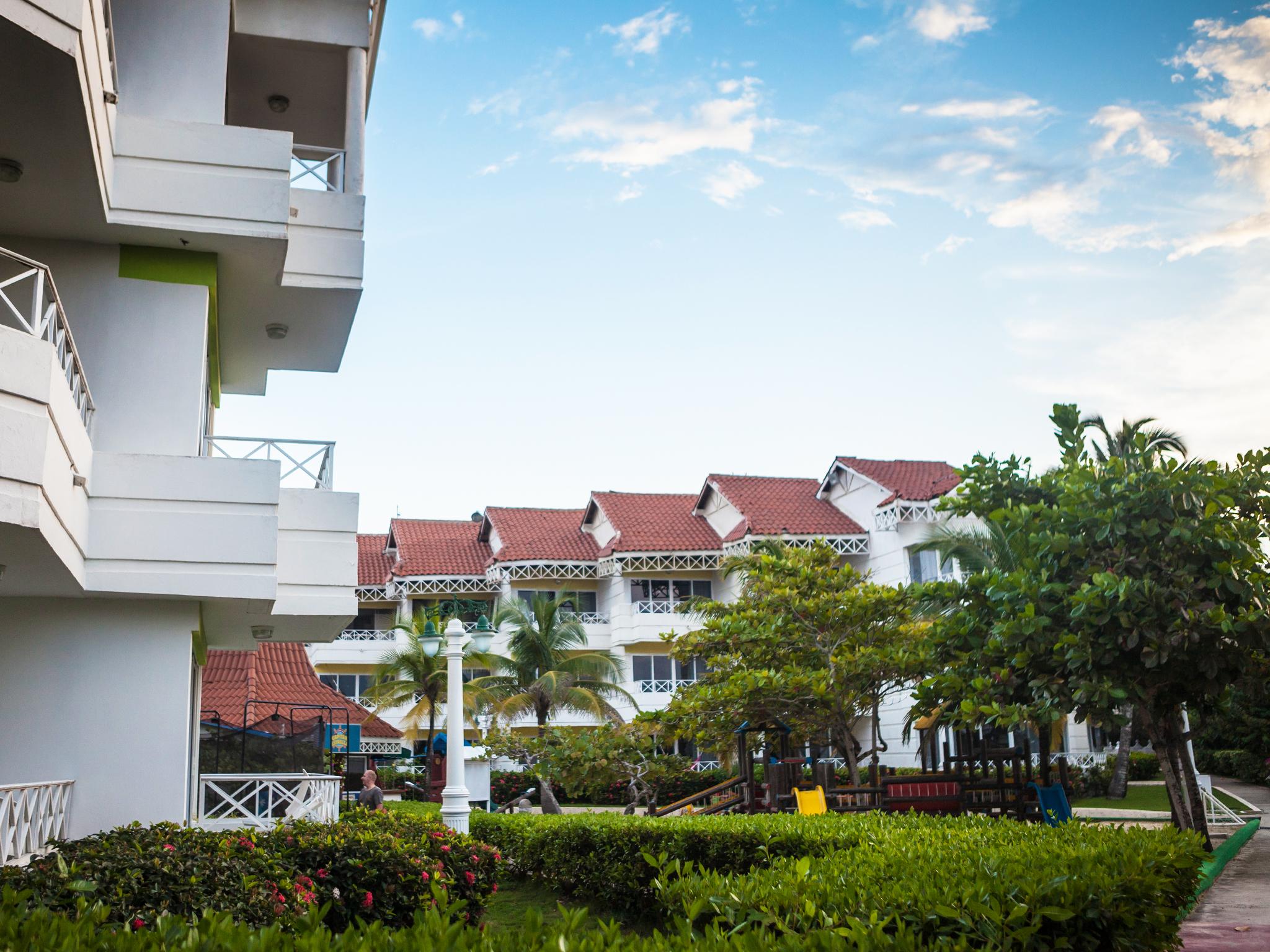 Hotel Las Americas Casa De Playa Cartagena Екстериор снимка The Village