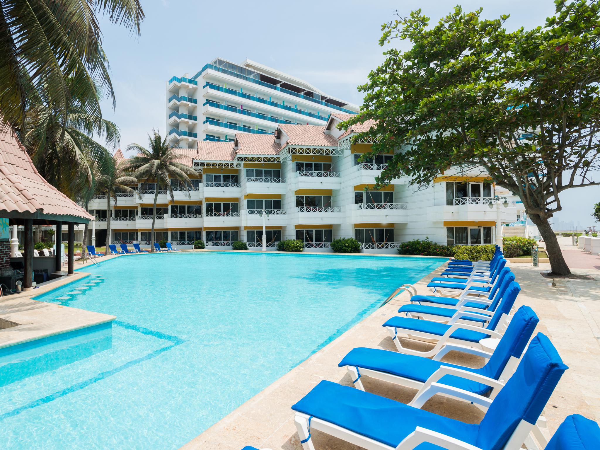 Hotel Las Americas Casa De Playa Cartagena Екстериор снимка The pool at the hotel