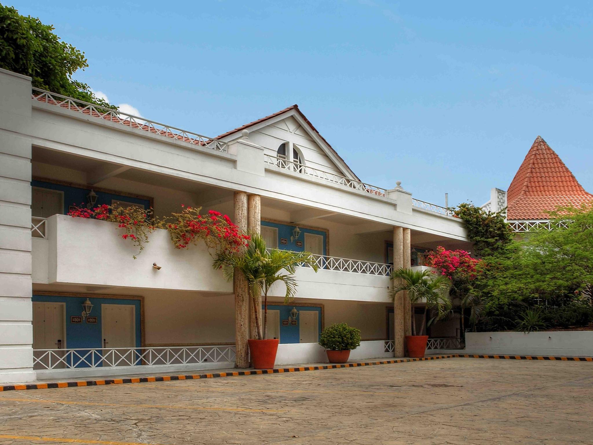 Hotel Las Americas Casa De Playa Cartagena Екстериор снимка The school's main building