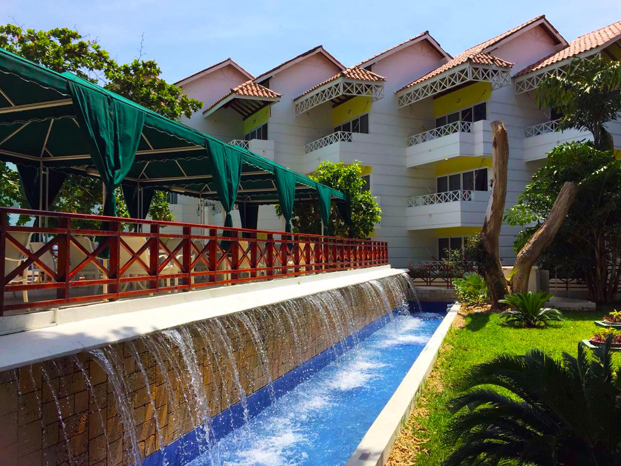 Hotel Las Americas Casa De Playa Cartagena Екстериор снимка The resort's pool